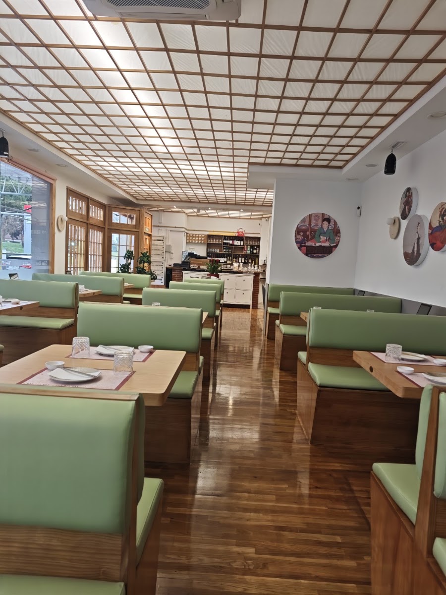 Interior del comedor de Xin Restaurant con asientos tipo booth