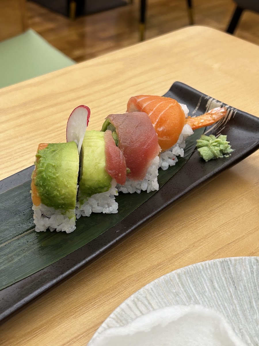Tres piezas de nigiri de aguacate, atún y salmón